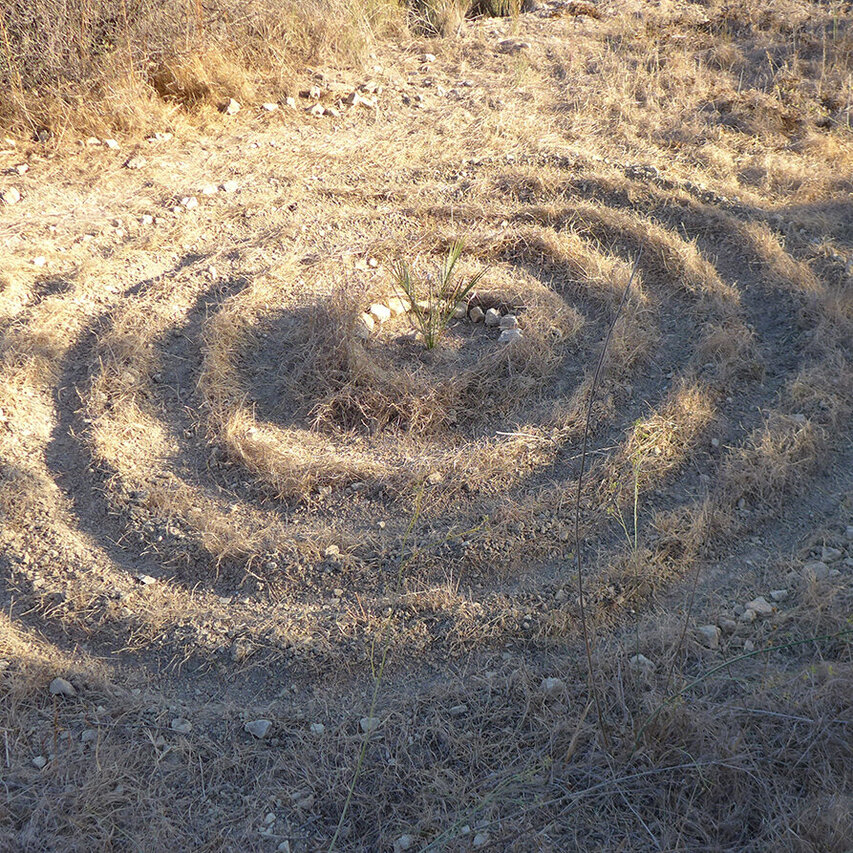 Spirale aus Erde und Gras